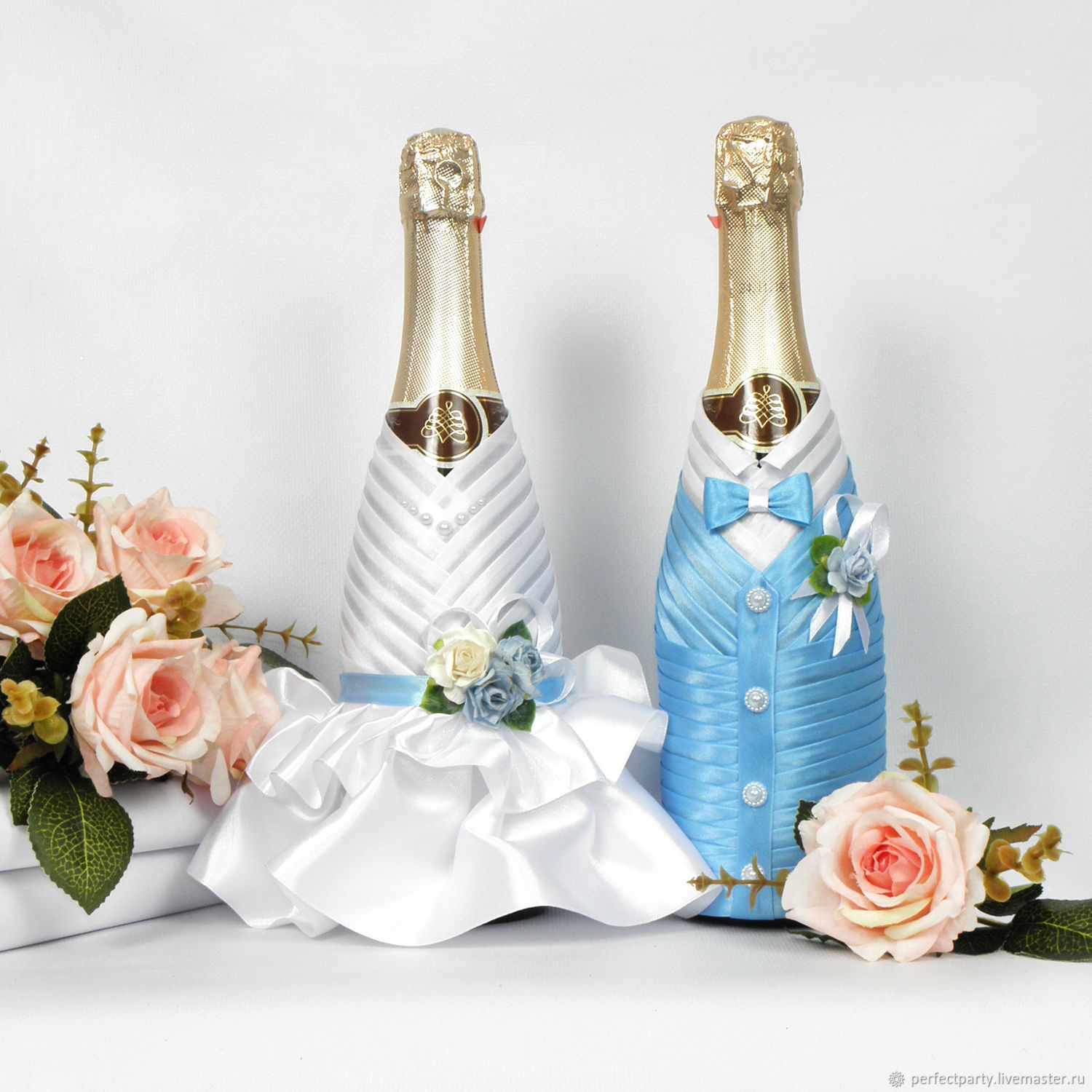 Свадебные бутылки шампанского. Свадебные бутылки. Декор свадебных бутылок. Шампанское на свадьбу. Украшение свадебных бутылок шампанского.