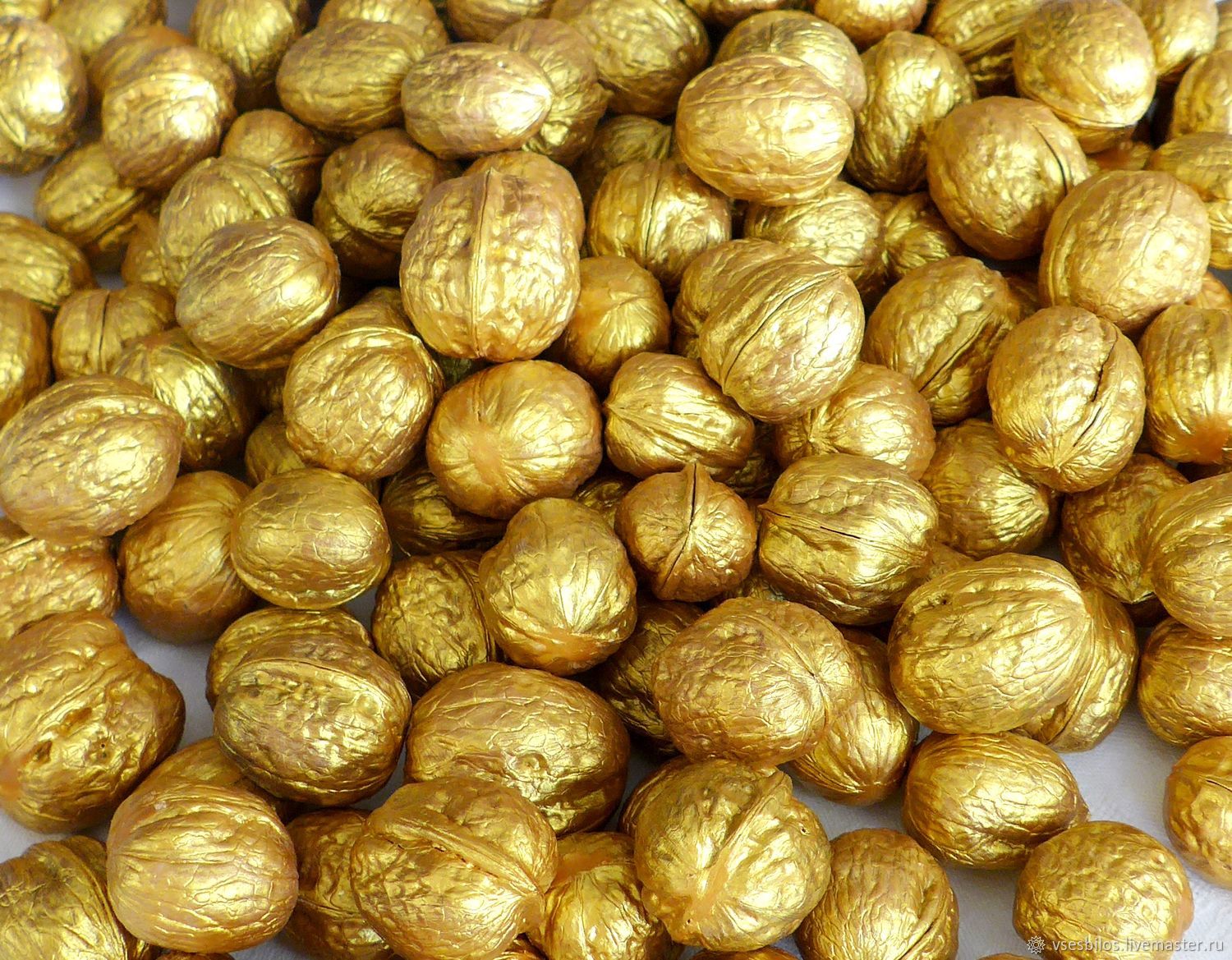 Ядра чистый. Золотые орешки. Золотой орех. Золотой грецкий орех. Орешки с золотыми скорлупками.