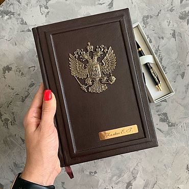 Канцелярские товары ручной работы. Ярмарка Мастеров - ручная работа Ежедневник в натуральной коже с бронзовым гербом. Handmade.