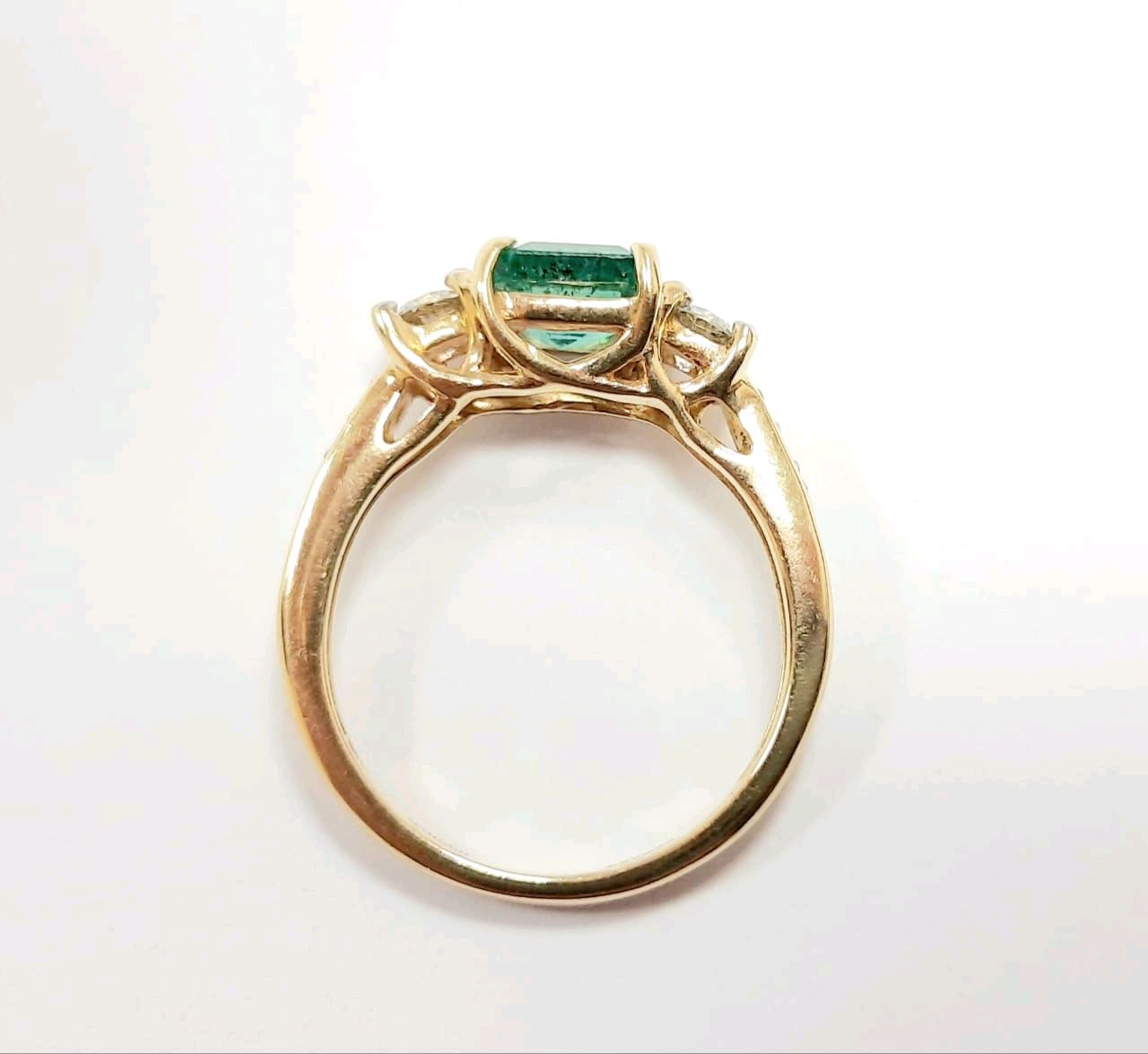 Золотое кольцо с изумрудом октагон