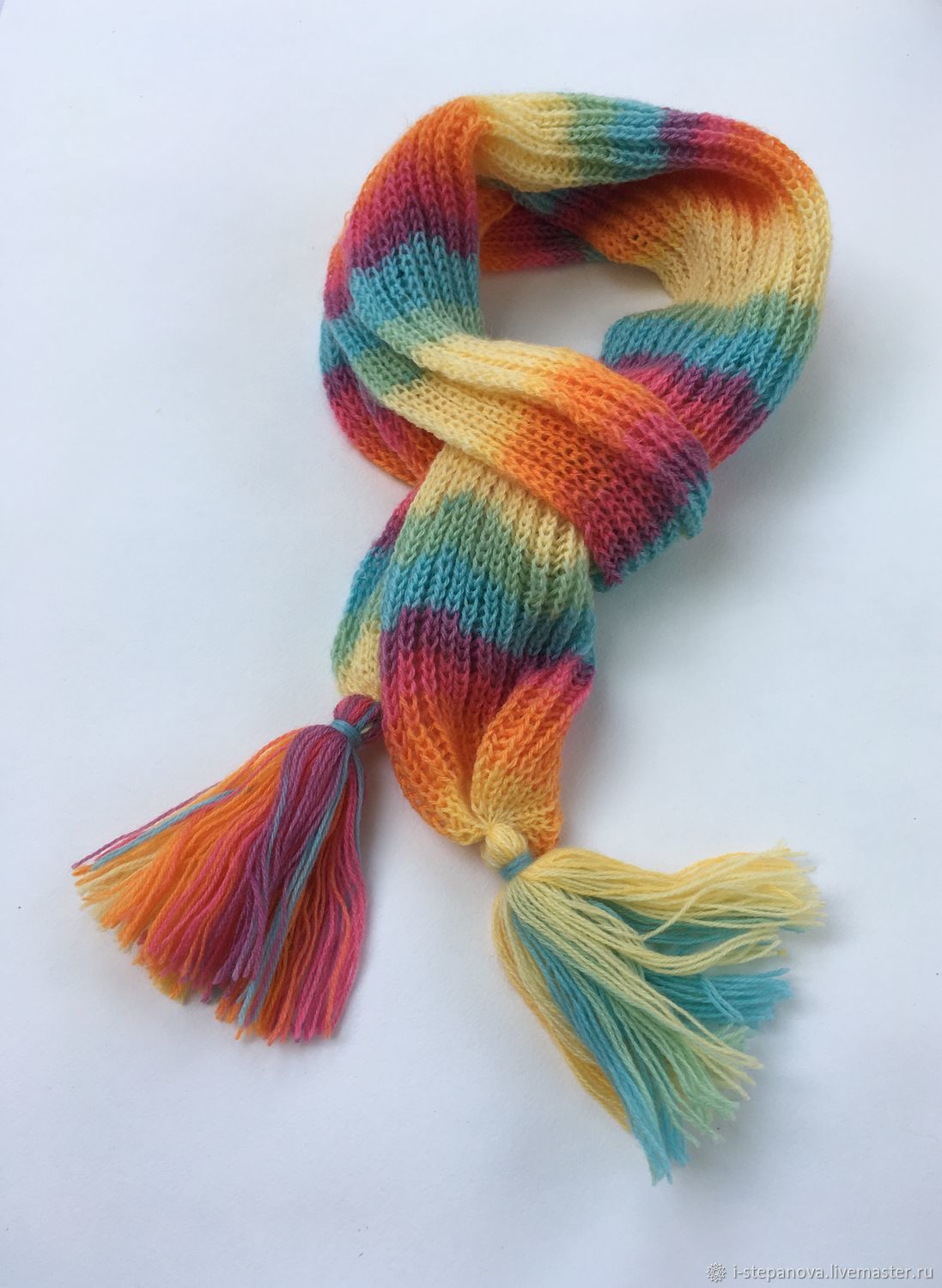 Вязаный шарф с кисточками