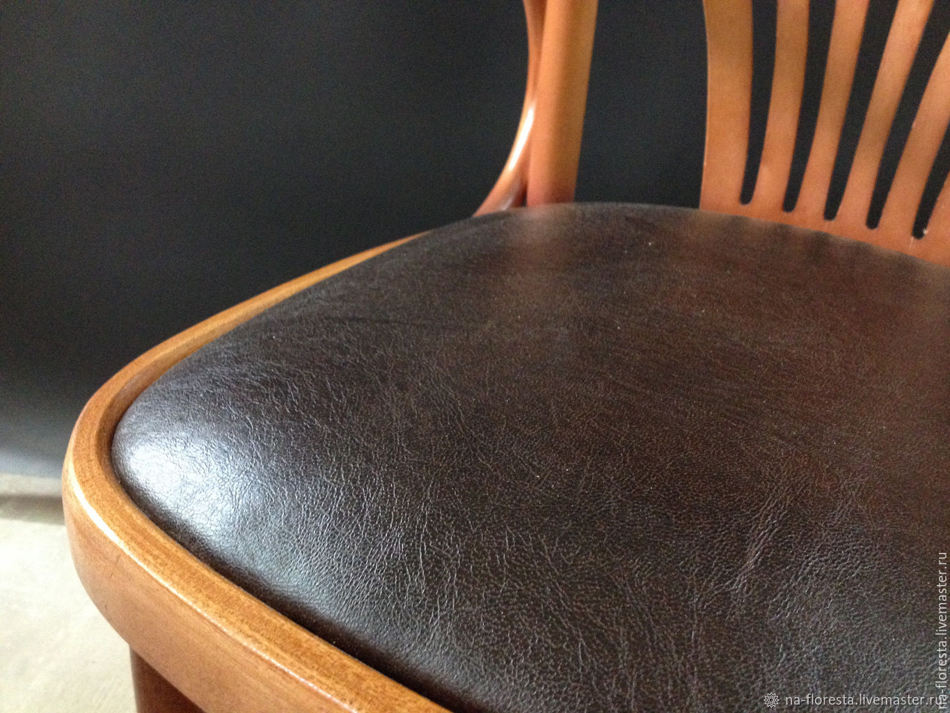 стул с натуральной кожей