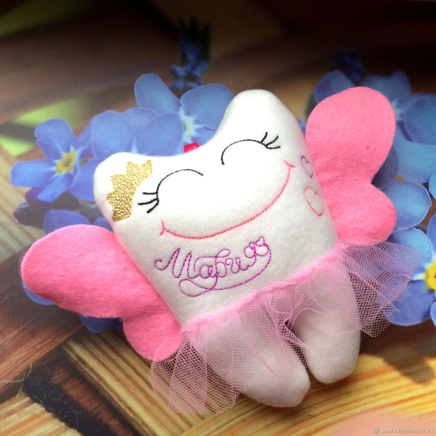 Подарок на первый зубик у ребенка. Первый зубик украшения. Первый зубик украшения. Украшения для первого зубика. Что дарят на зубик ребенку.