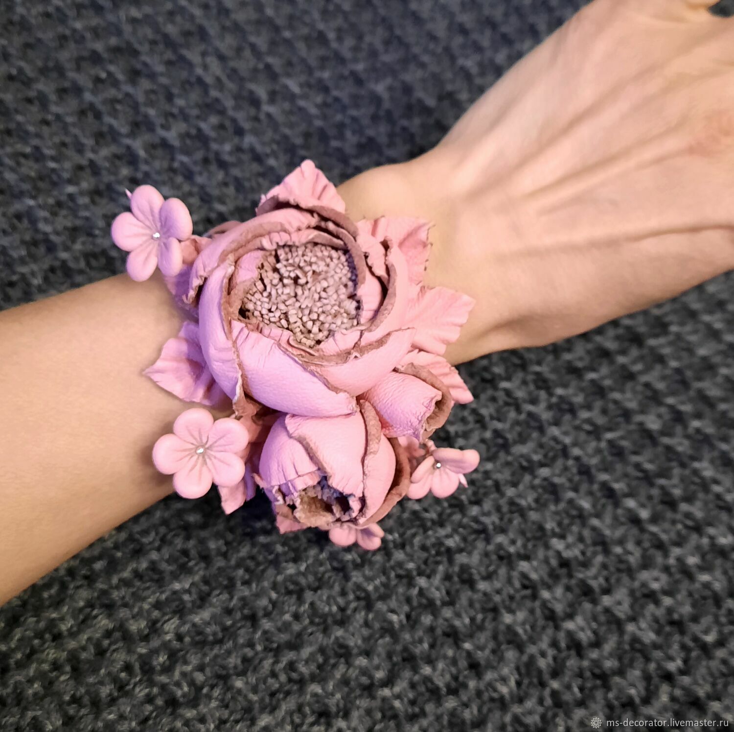 Кожаный браслет с цветами