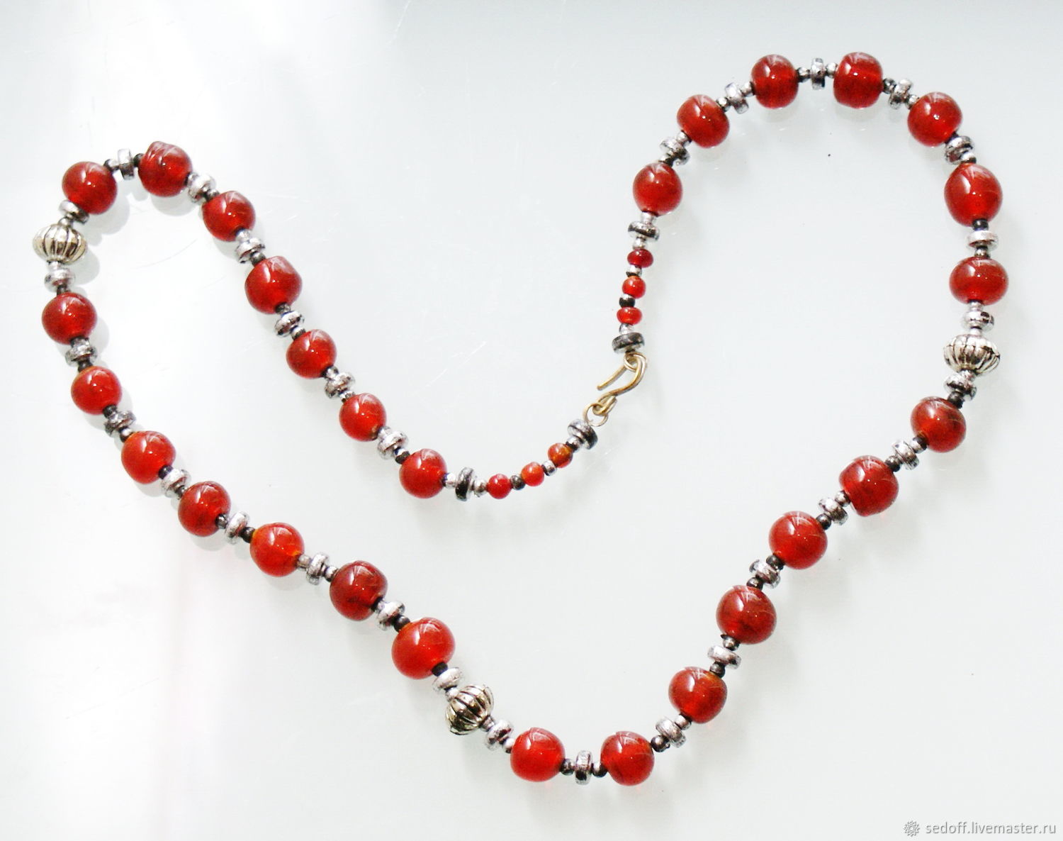 Венецианские бусы. Бусы рубиновые чешские ссср. Колье винтаж из вставок черный пластик и металла. Жемчужные бусы мужские. Сколько стоят чехословацкие бусы 80 годов.