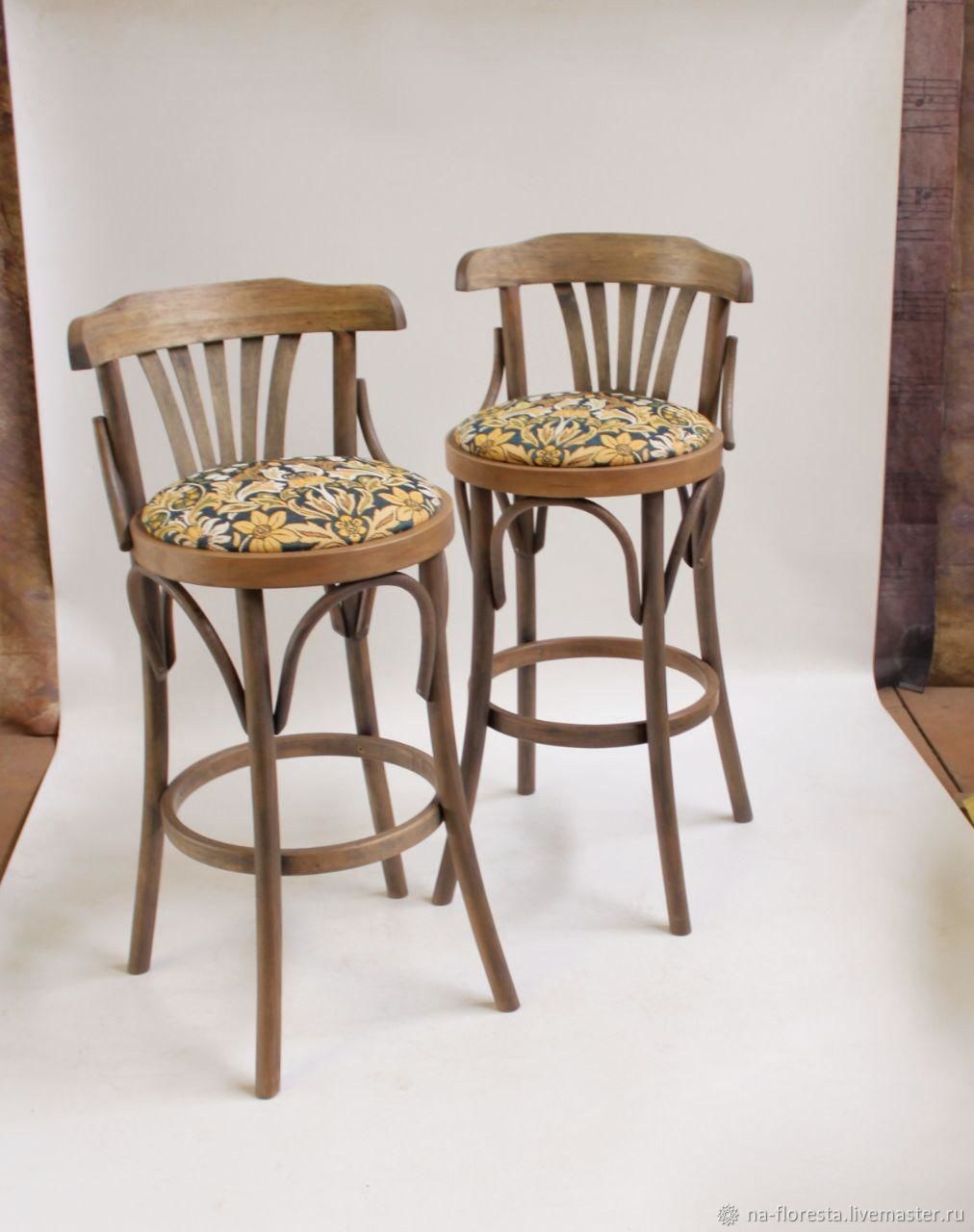 деревянные стулья в интерьере кухни