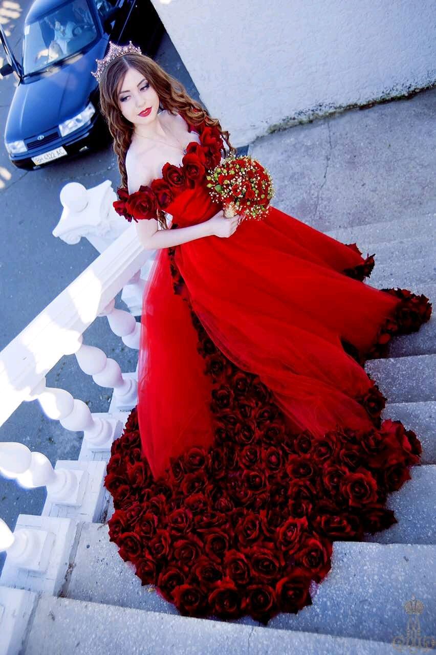 Платье из красных роз