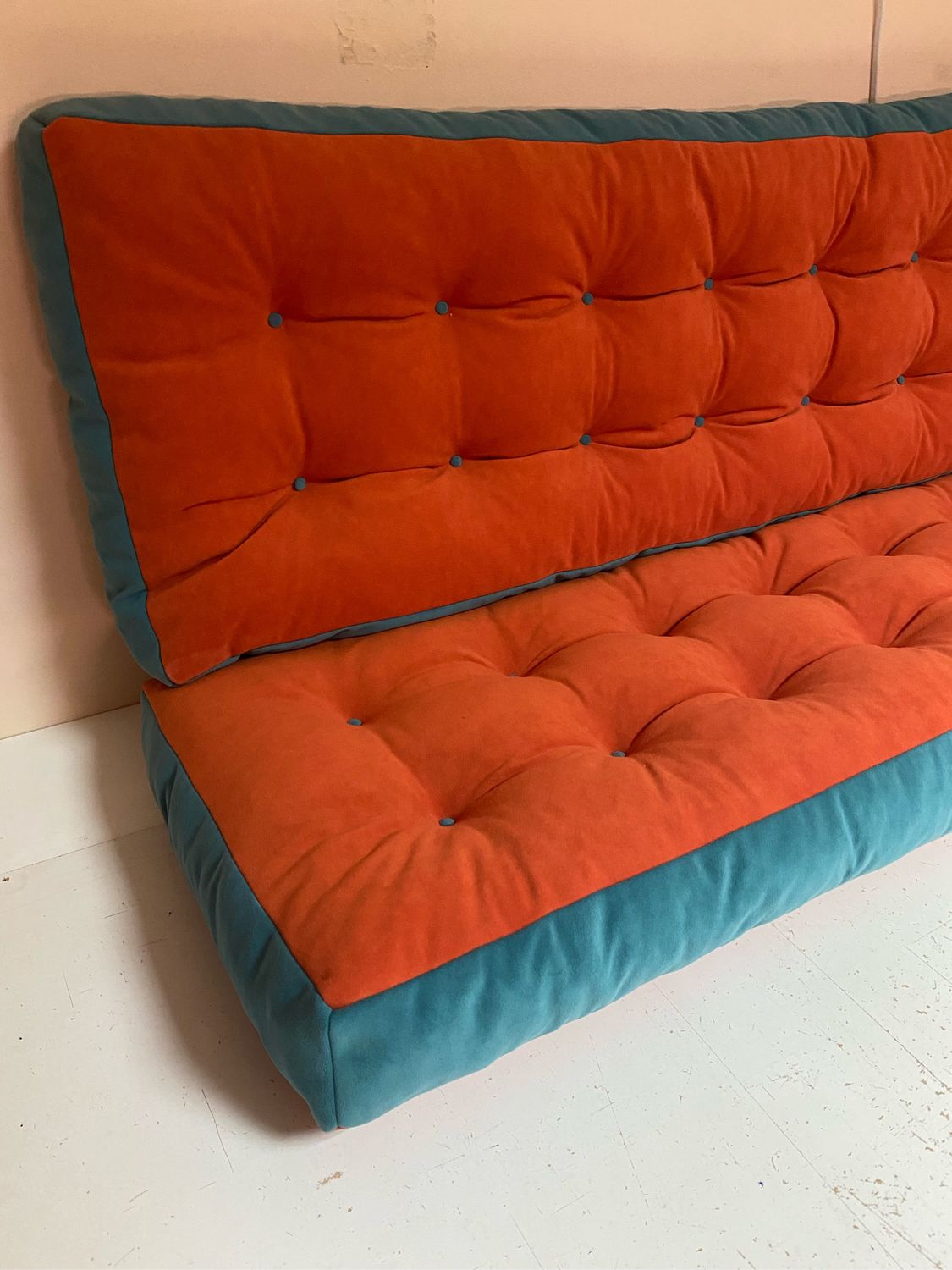 Красные подушки для дивана