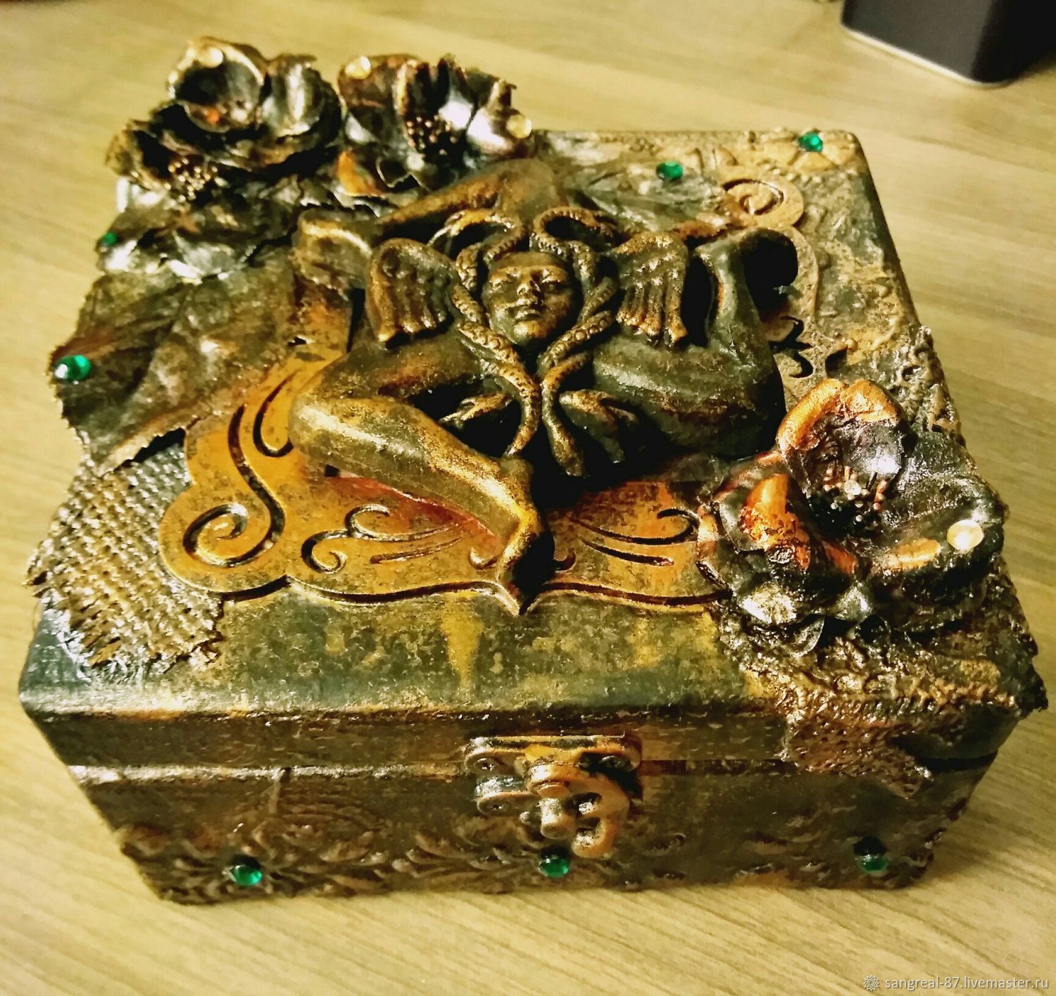 Шкатулка для украшений бордовая. Красивые шкатулки. Хрустальные шкатулки гусь хрустальный. Шкатулка для украшений средневековье. Шкатулка стороны.