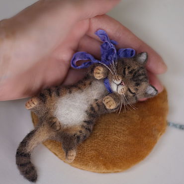 Спящий полосатый котик. Игрушка из шерсти. Работа на заказ. . Куклы и игрушки ручной работы - Ярмарка Мастеров Куклы и игрушки ручной работы. Ярмарка Мастеров - ручная работа Спящий полосатый котик. Игрушка из шерсти. Работа на заказ. Handmade.