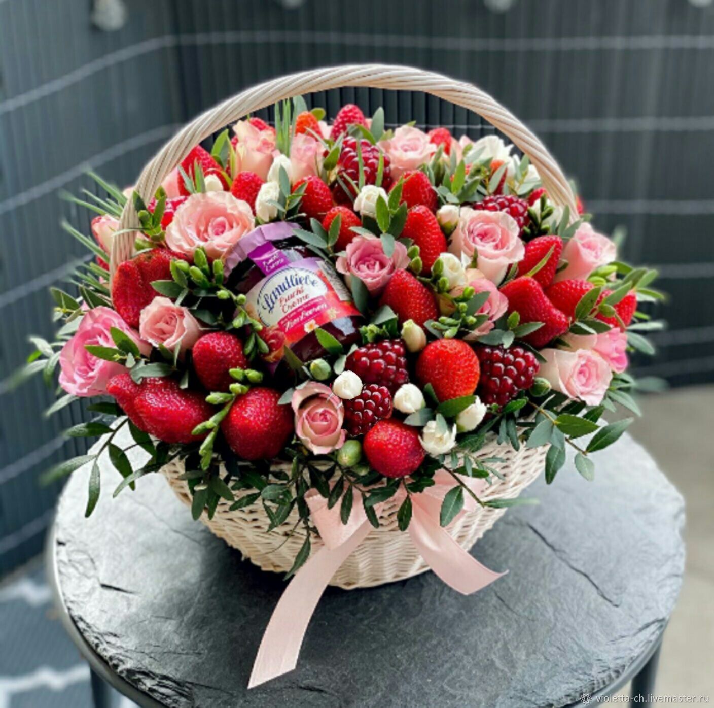Букет из ягод и цветов