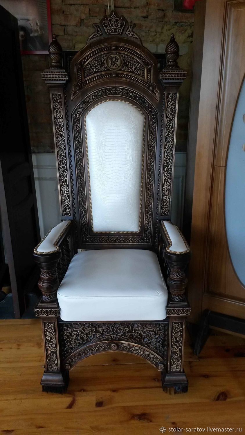 Брашированное кресло трон