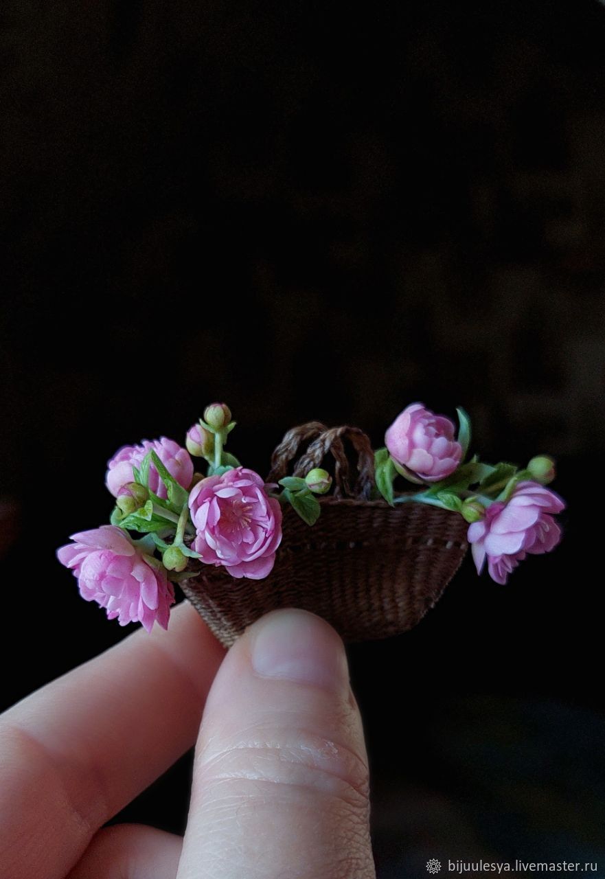 Нежный миниатюрный букет с воздушной гортензией, пионовидной розы и астильбой.
