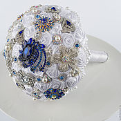 Брошь-букет из кремовых и голубых шелковых цветов "Таня"