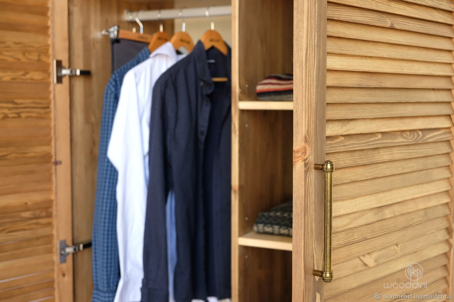 Деревянный шкаф для одежды