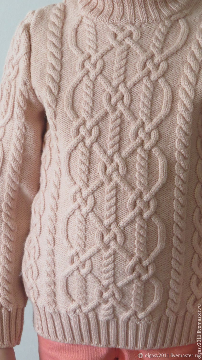 Вязаный свитер с аранами