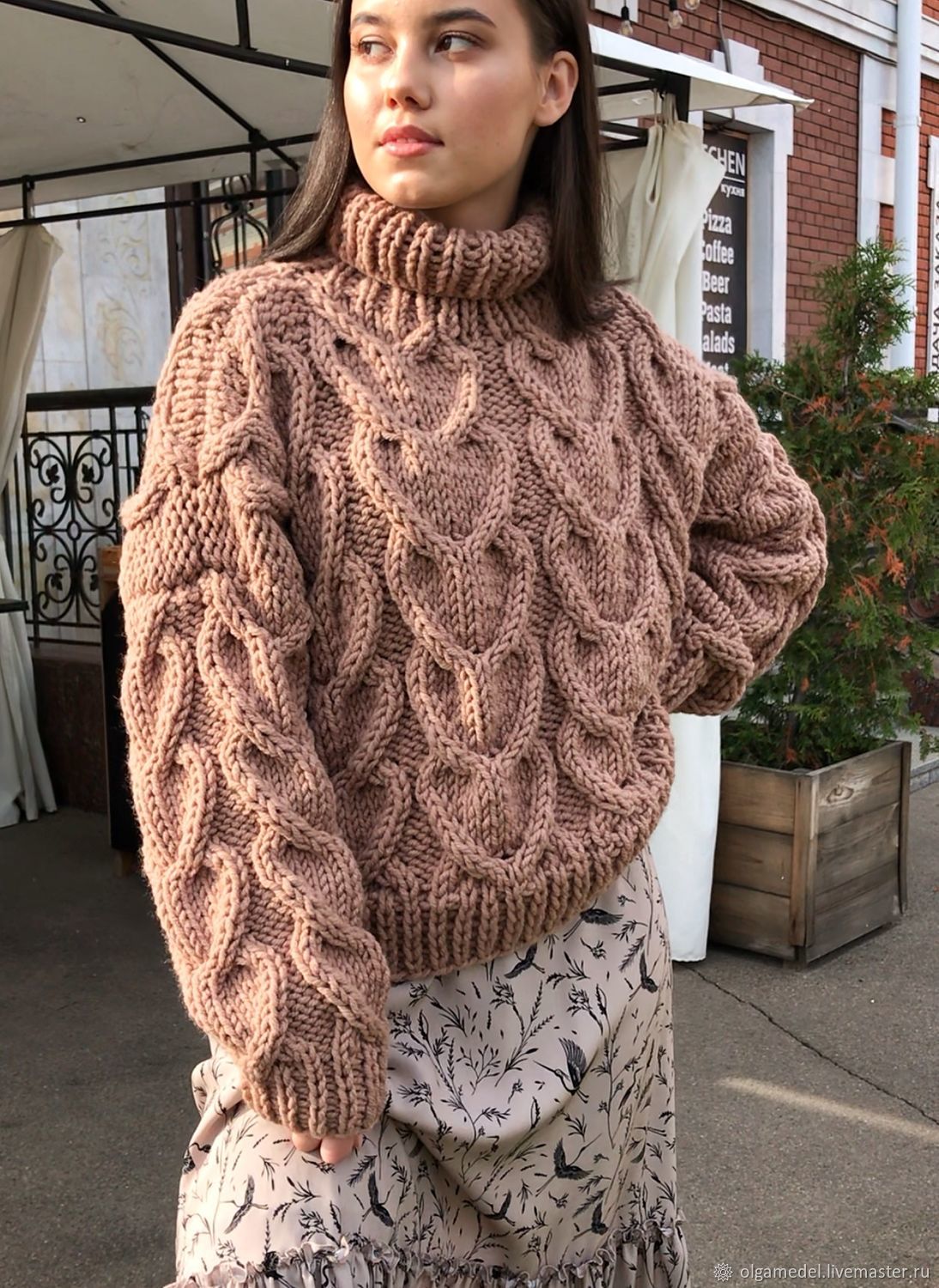 Женский свитер крупной вязки