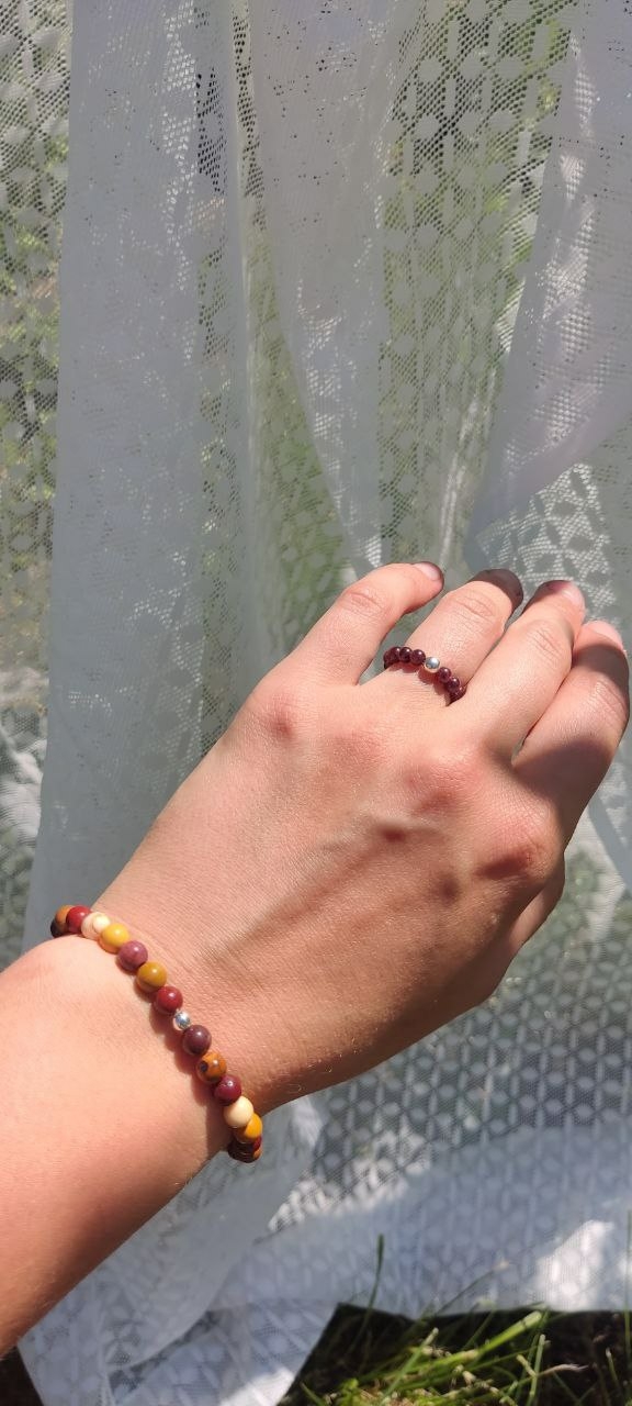 Браслет из мукаита 
Кольцо из граната.