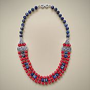 A bracelet made of beads: 