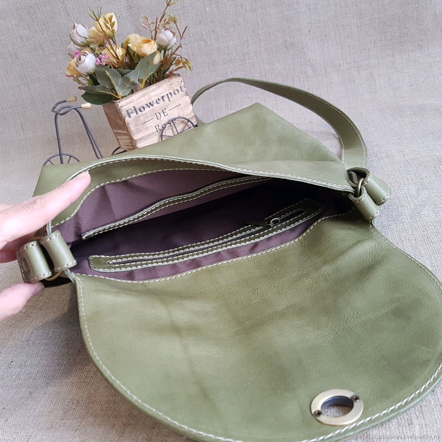 Женская сумка оливкового цвета
