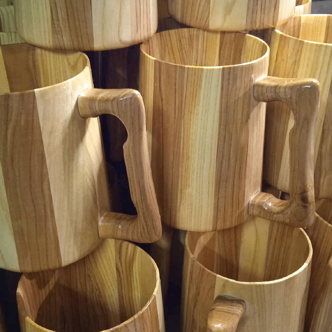 набор кружек деревянных. пивные кружки из дерева на подносе. набор деревянных кружек. пивные кружки из дерева. набор пивных кружек деревянных.