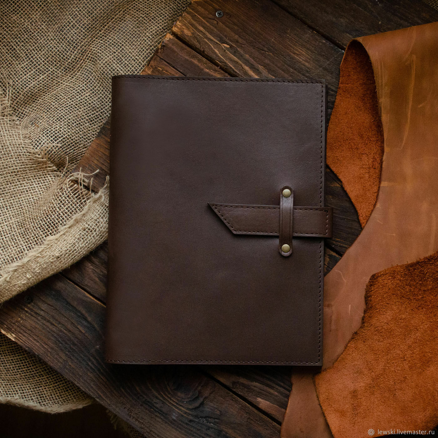 блокнот в кожаной обложке. блокнот в кожаной обложке. блокнот из кожи. блокнот кожа. кожаный блокнот.