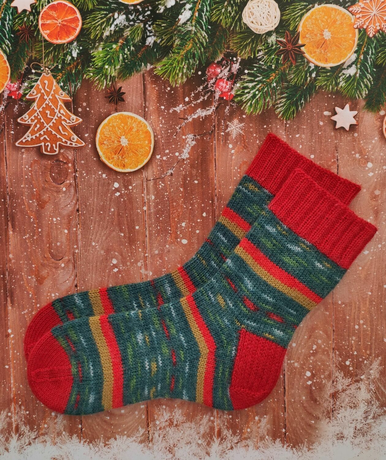 Теплые вязаные рождественские носки с красивым рисунком, деревянные фон