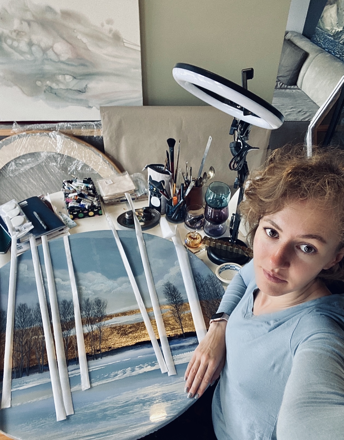 За работой над новым зимним пейзажем.