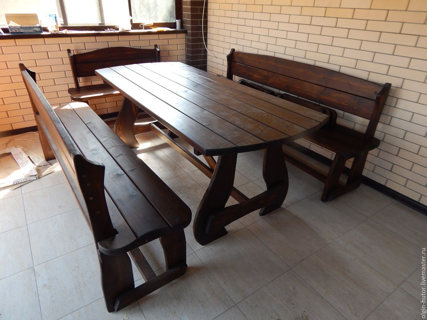 деревянные лавочки и столы в беседку