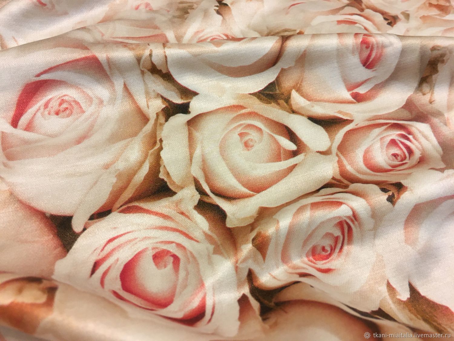 диван в ткани с розами