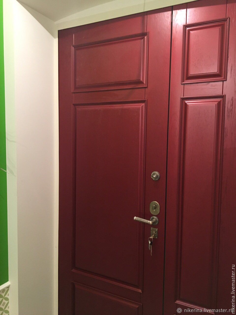 Бордовая дверь