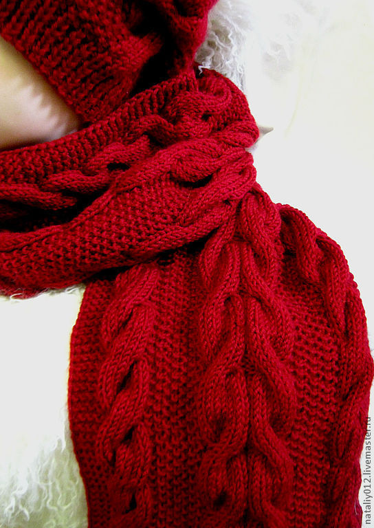Красный вязаный шарф