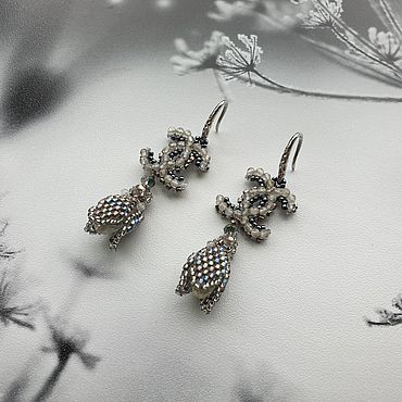  ручной работы. Ярмарка Мастеров - ручная работа Серьги Chanel с лабрадором из бисера и кристаллов. Handmade.