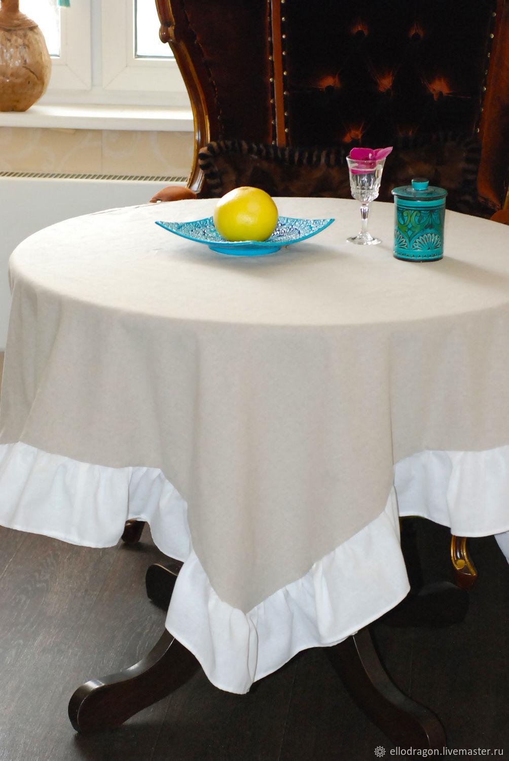 Квадратная скатерть на круглом столе