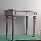 Консольный стол, на красивых точеных дубовых ногах с брошюрованной поверхностью, покрытый морилкой и воском.
