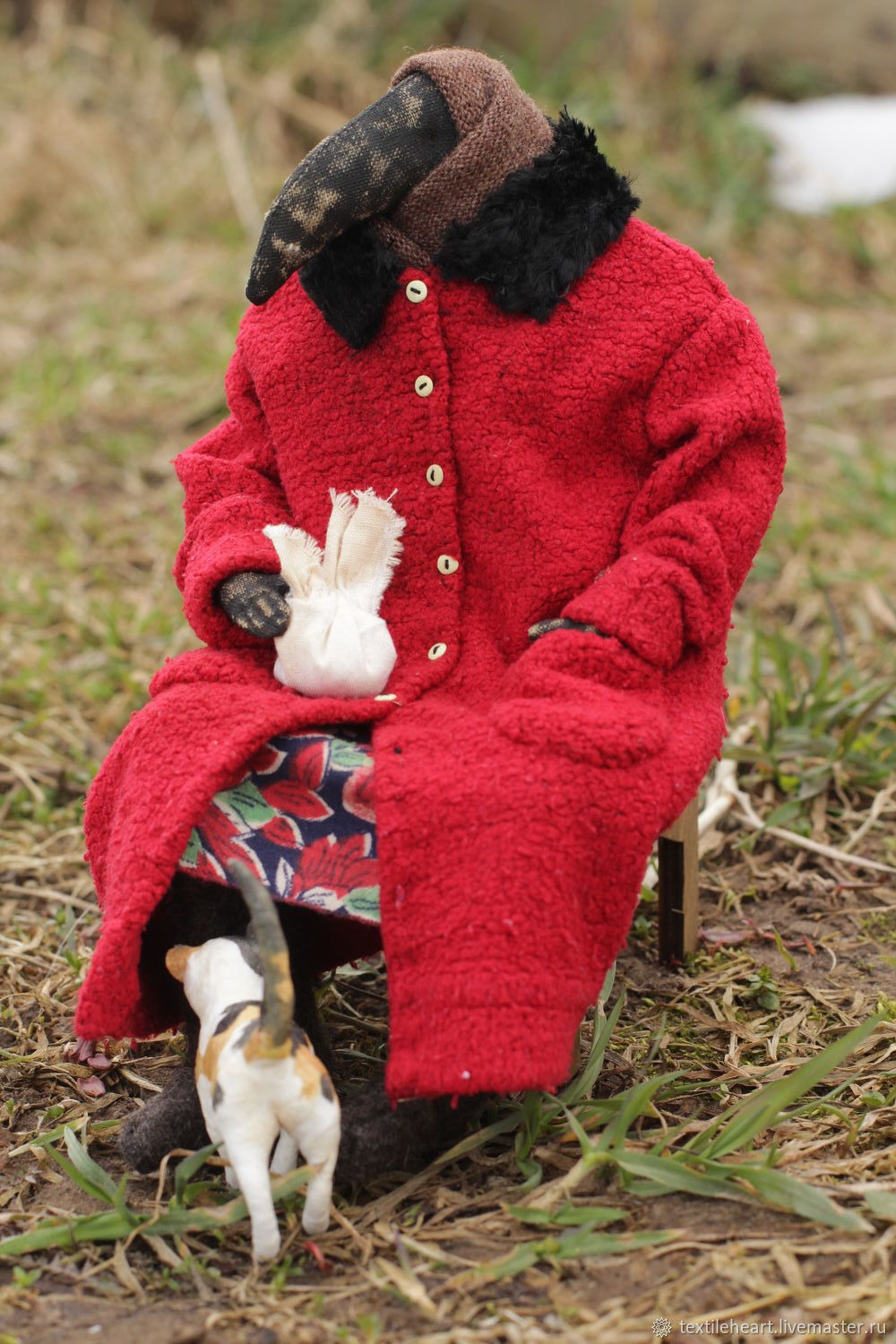 Кукла старушка в пальто