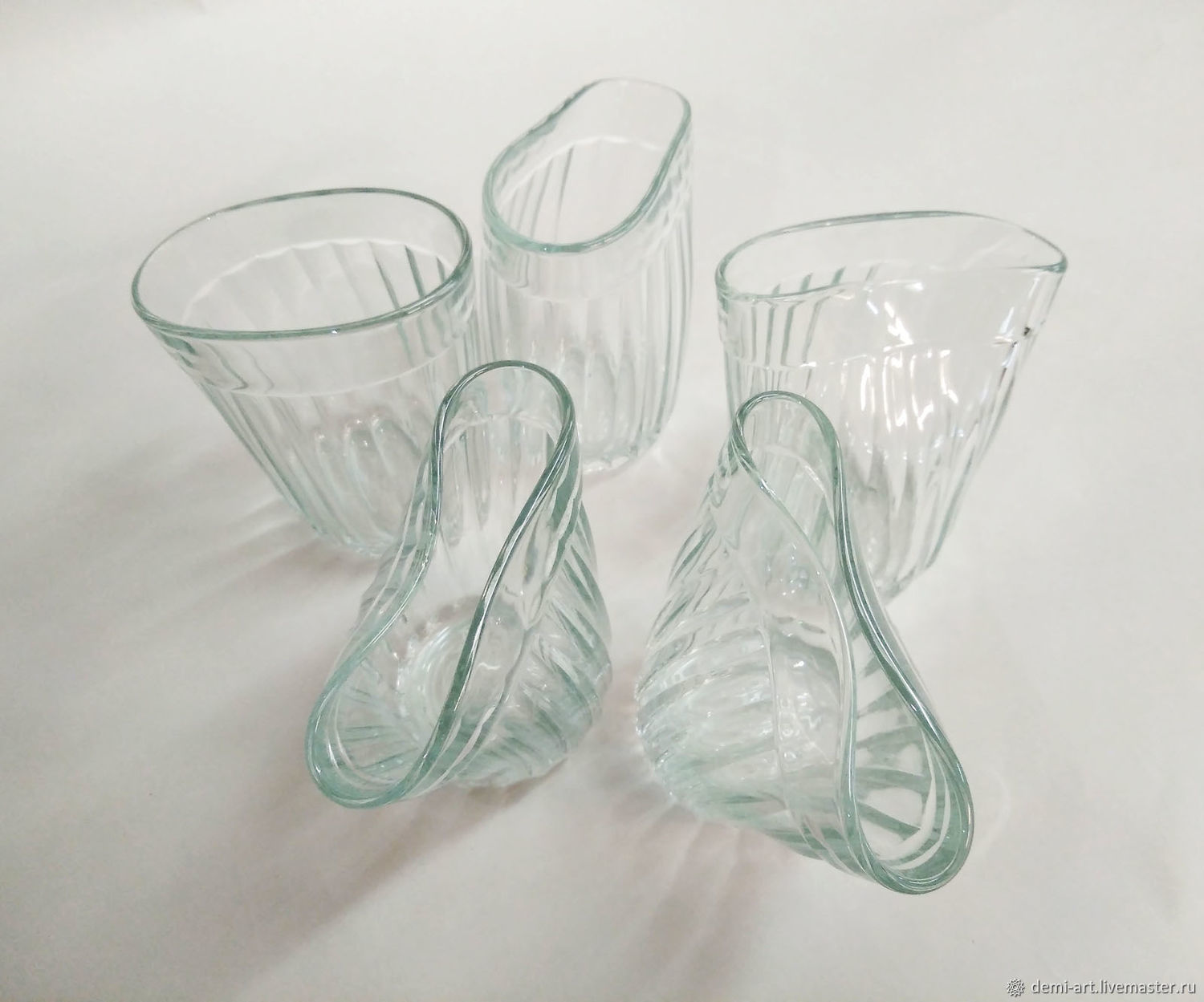 Стекольный стакан. Стаканчик стеклянный. Стеклянный стакан гранёный. Мятые стаканы из стекла. Необычные стеклянные стаканы.