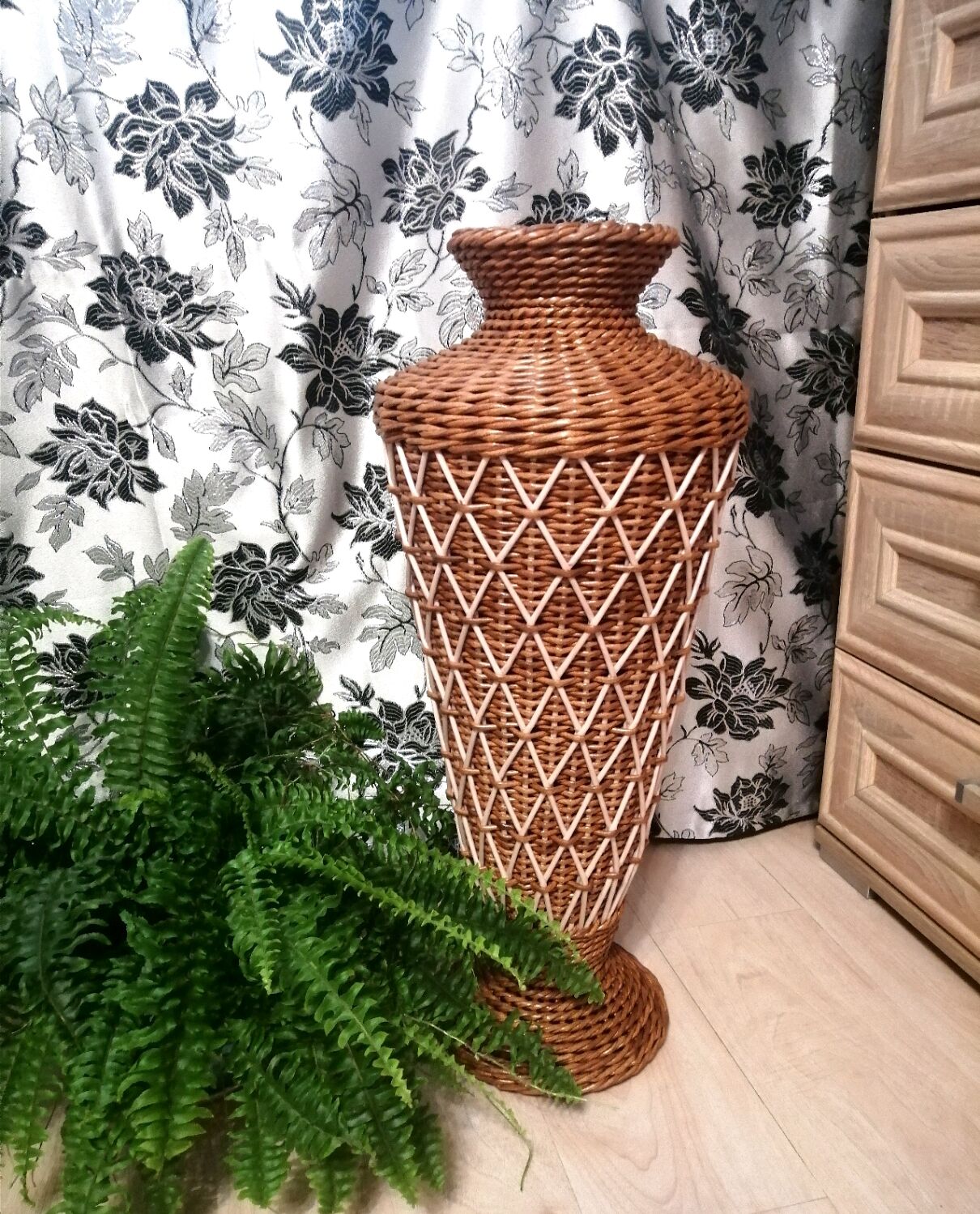 Изумрудная ваза в интерьере