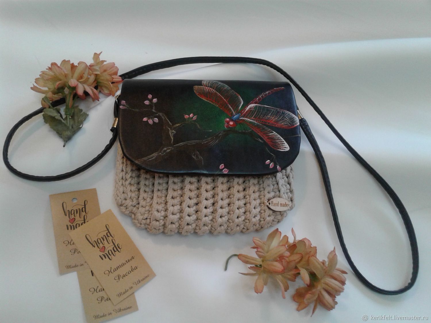 Шитые из ткани сумки. Сумка из старых джинсов. Сумочка со стрекозой. Мастер класс сумки через плечо. Маленькая джинсовая сумочка.