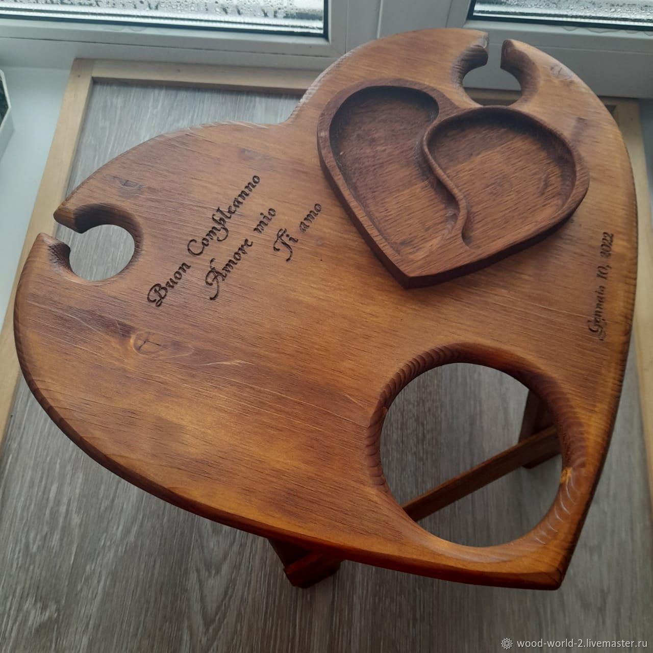 Винный столик с менажницей из дерева