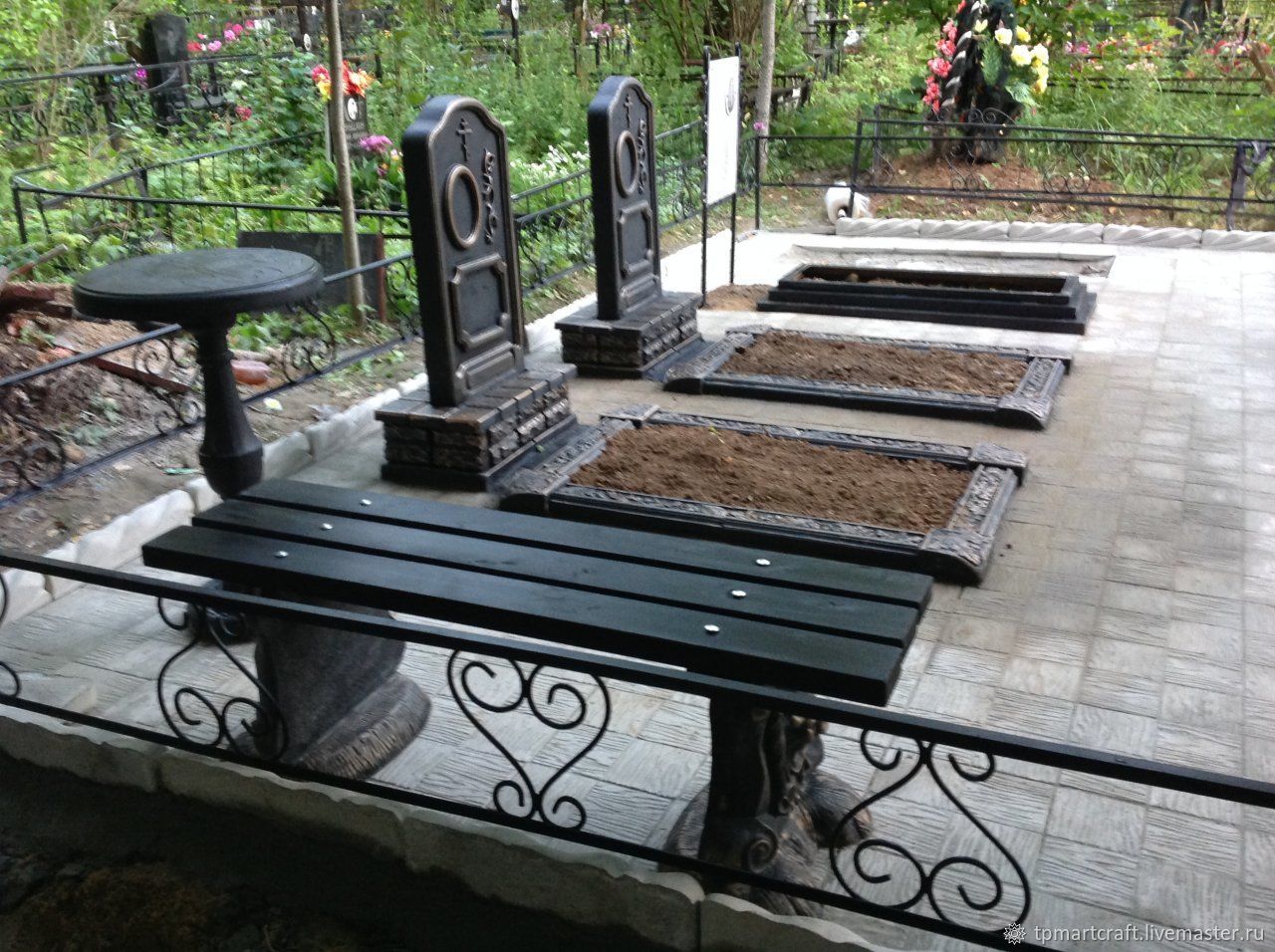 Скамейка на кладбище