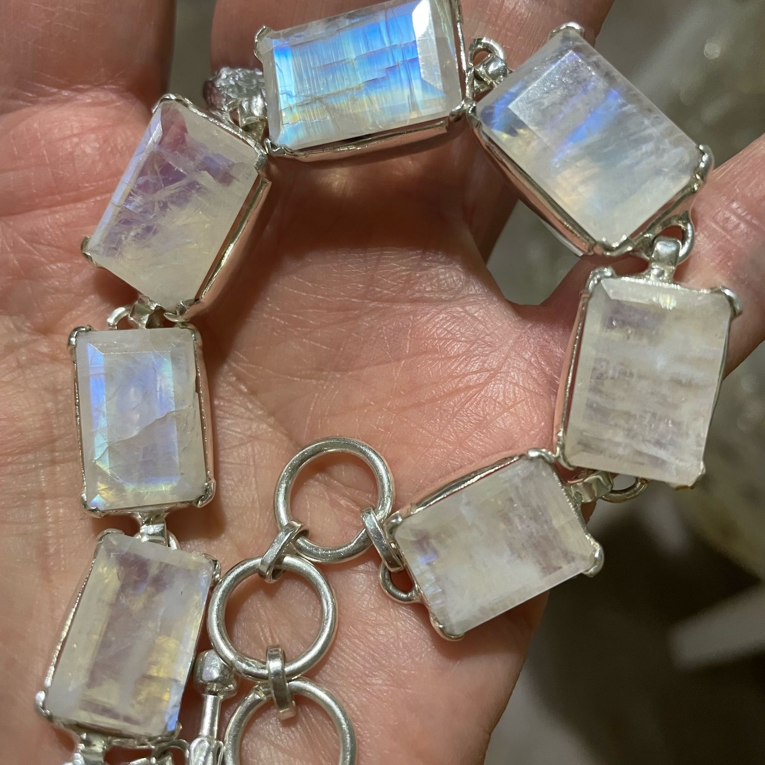 Браслет с крупным природным лунным камнем в огранке в серебре 925 ...