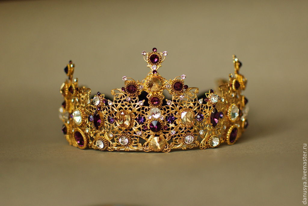 Корона можно пить. Диадема корона Королевская Золотая. Золотая корона тиара. Корона мужская. Корона диадема мужская.