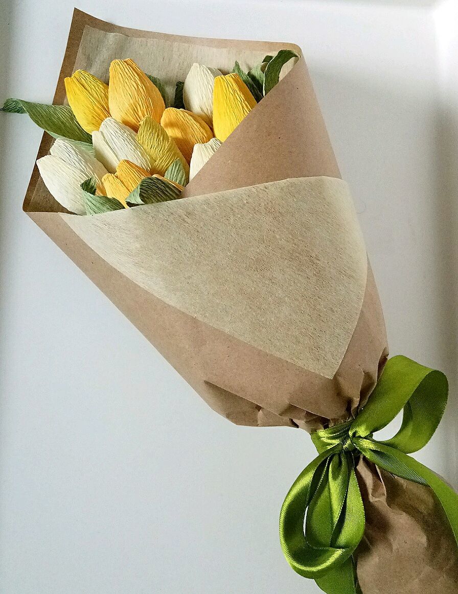 Упаковать тюльпаны в крафт бумагу пошагово. Завернуть букет в бумагу. Упаковка цветовв бумагу. Упаковка цветов в крафт бумагу. Красивая упаковка для цветов.