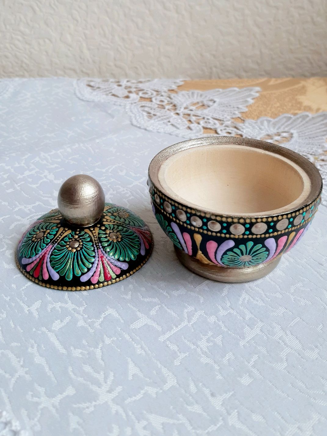 Солонка с крышкой из липы, декорирована в технике точечной росписи в ...