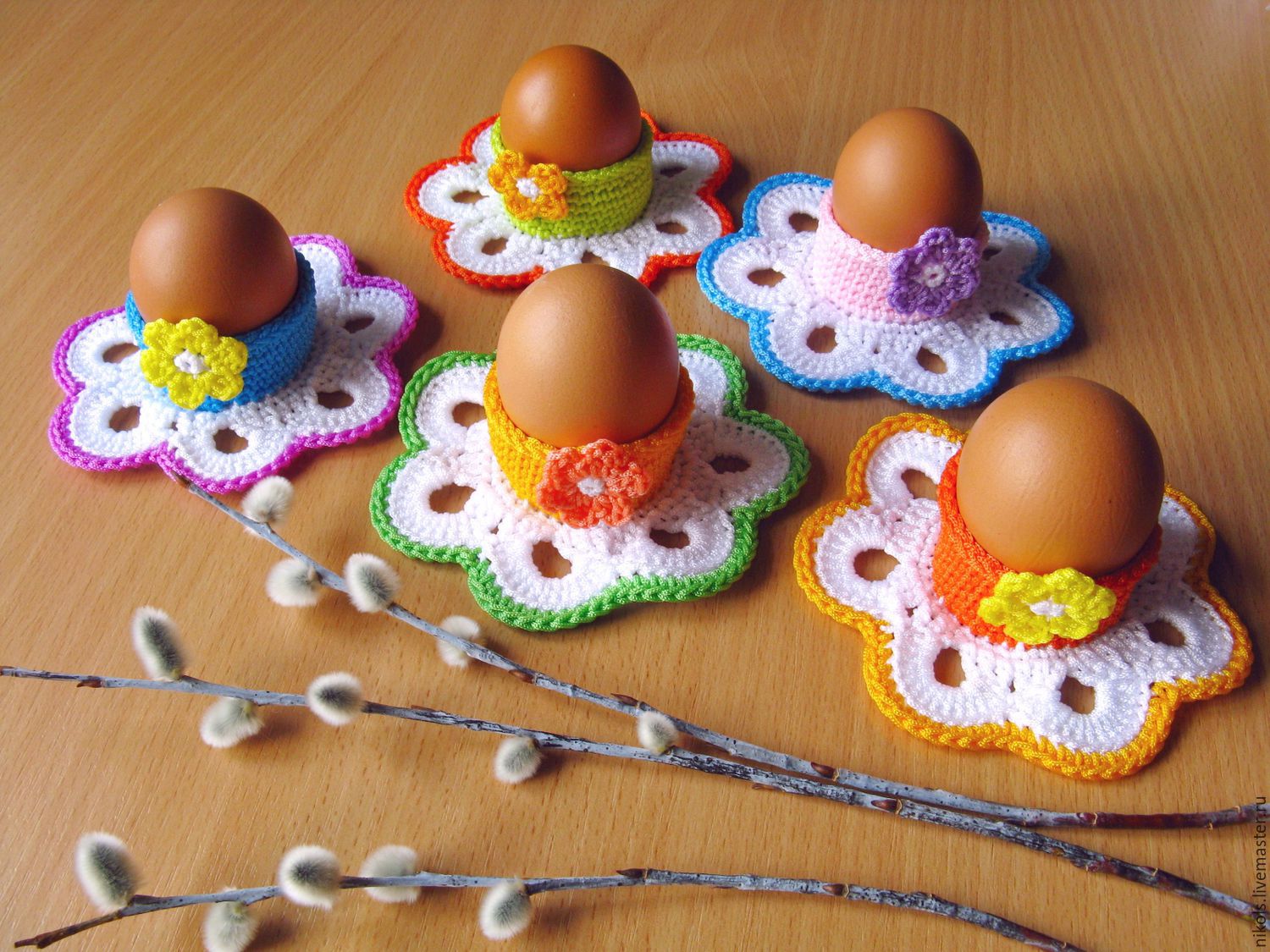 Пасхальные поделки крючком. Вязаные сувениры к Пасхе. Вязаные подставки для яиц. Украшение яиц. Подставка для пасхальных яиц крючком.