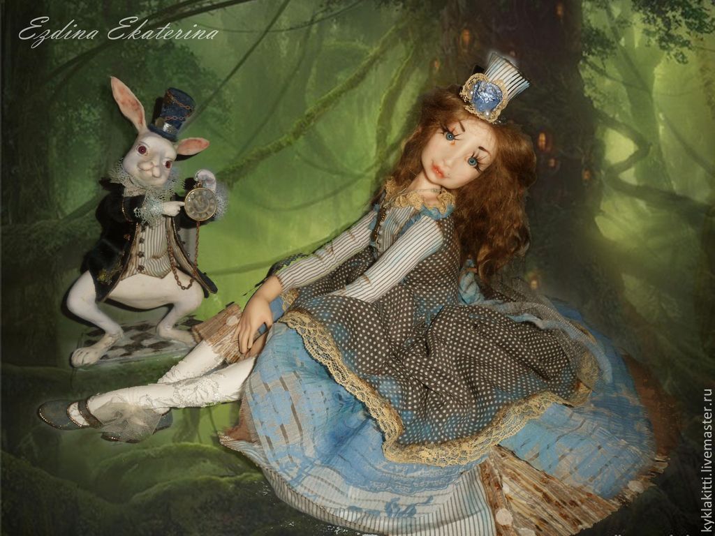Alice buy. Алиса в Зазеркалье куклы. Кукла белый кролик Алисы Филипповой. Авторская кукла Алиса в Зазеркалье.