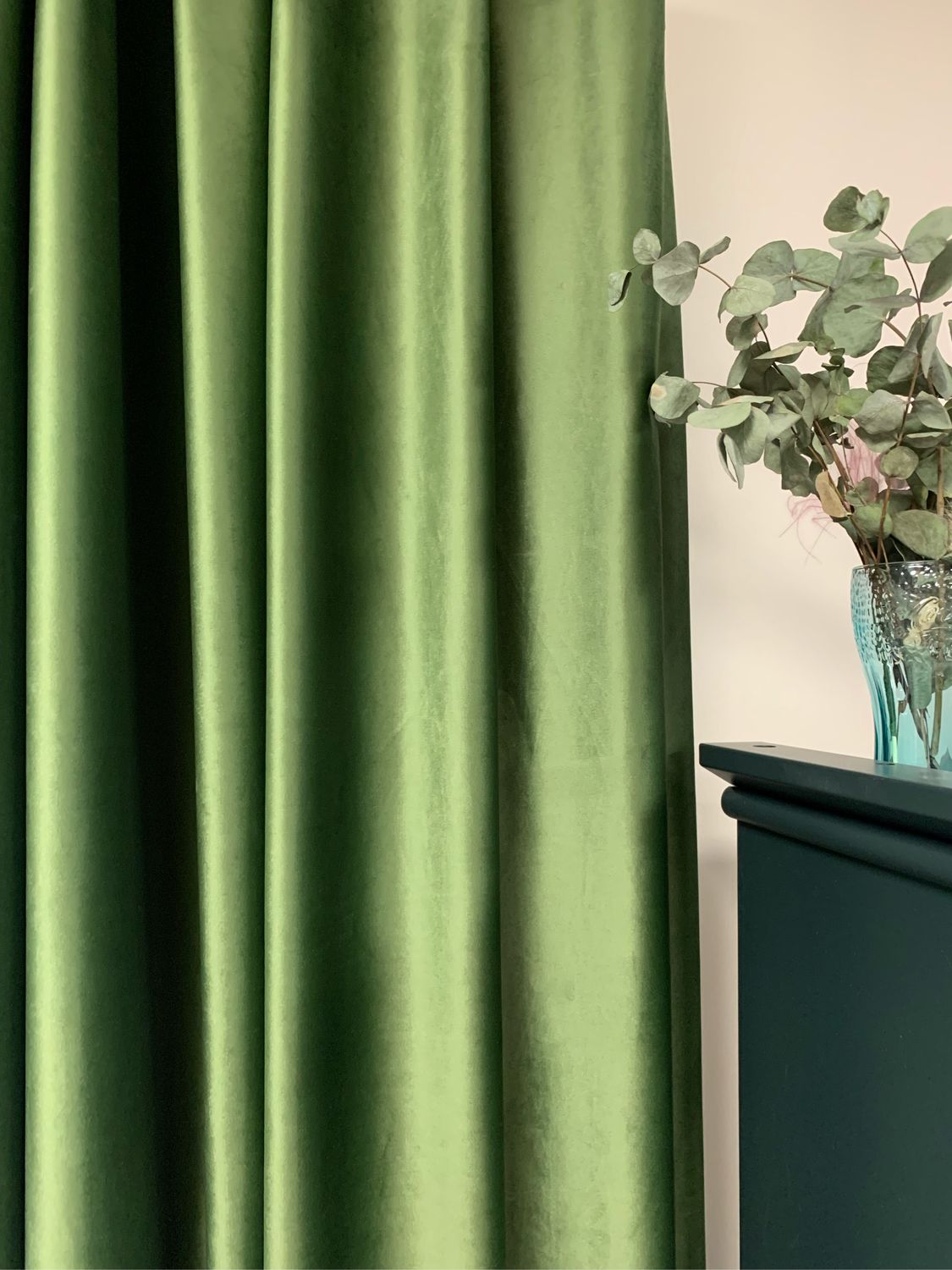 Изумрудные бархатные шторы. Шторы горчичного цвета. Темно зеленые шторы. Шторы зеленый бархат. Изумрудно зеленые шторы.