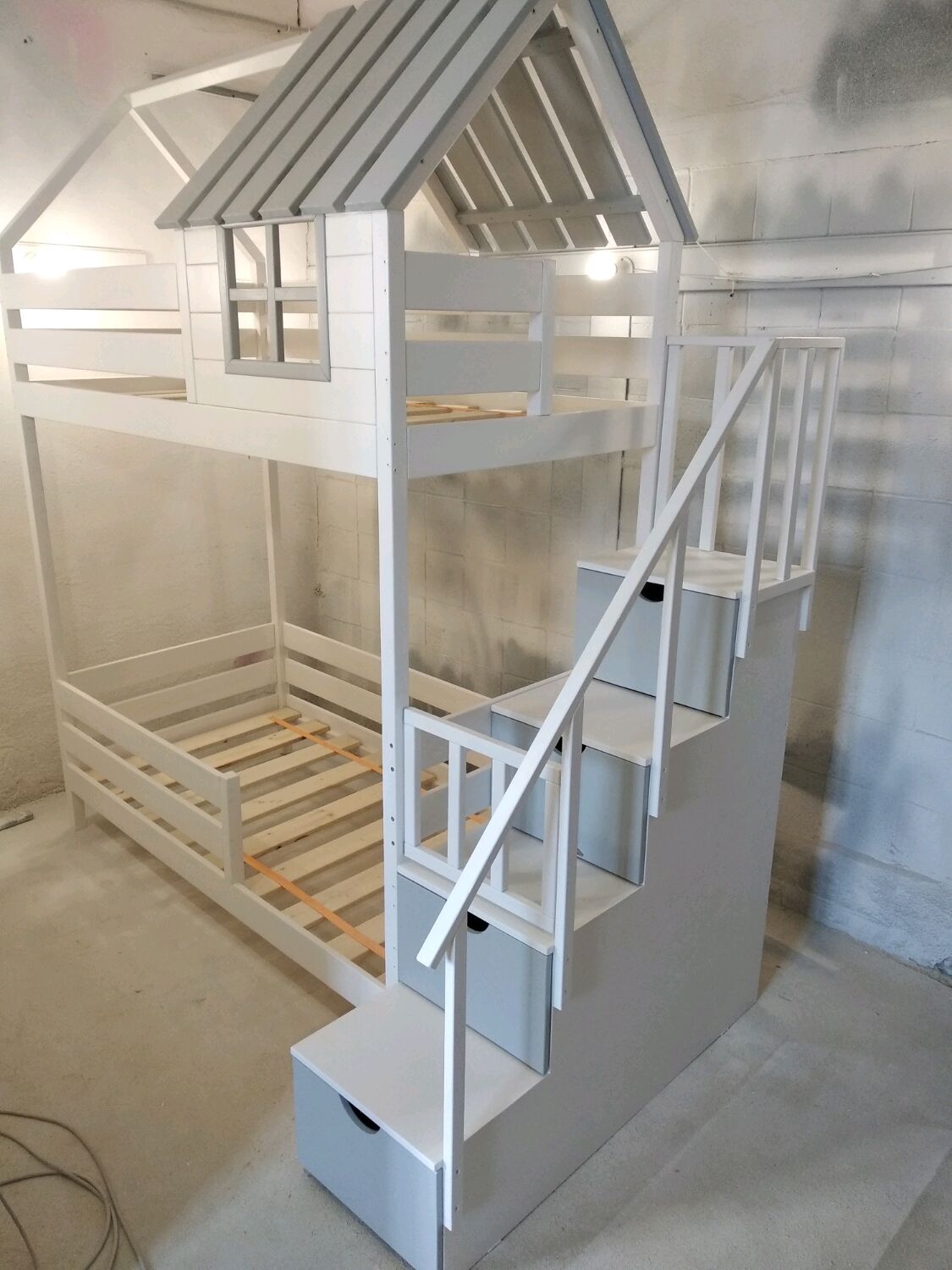 Двухэтажная кровать для детей домик с комодной лестницей