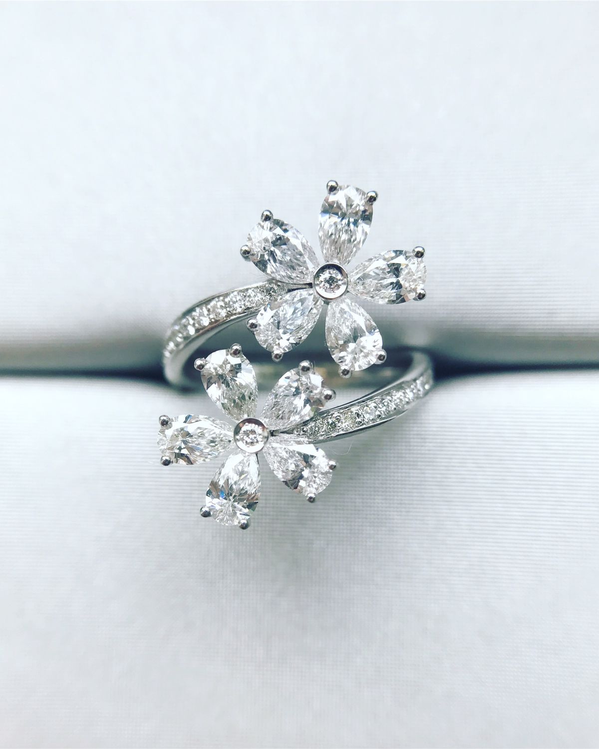 Кольцо цветок с бриллиантами